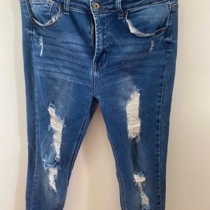 Skinny jeans with wholes